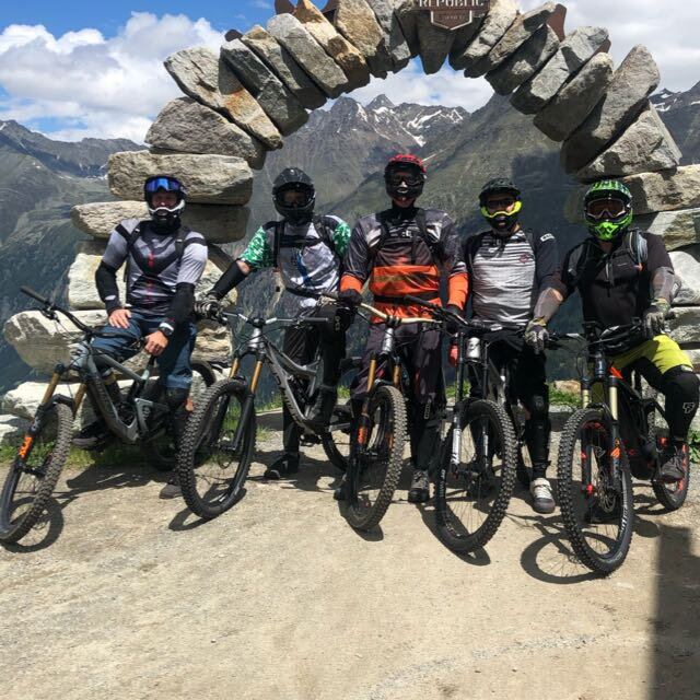 Gruppenfoto: fünf Biker unter einem Steinbogen in Sölden